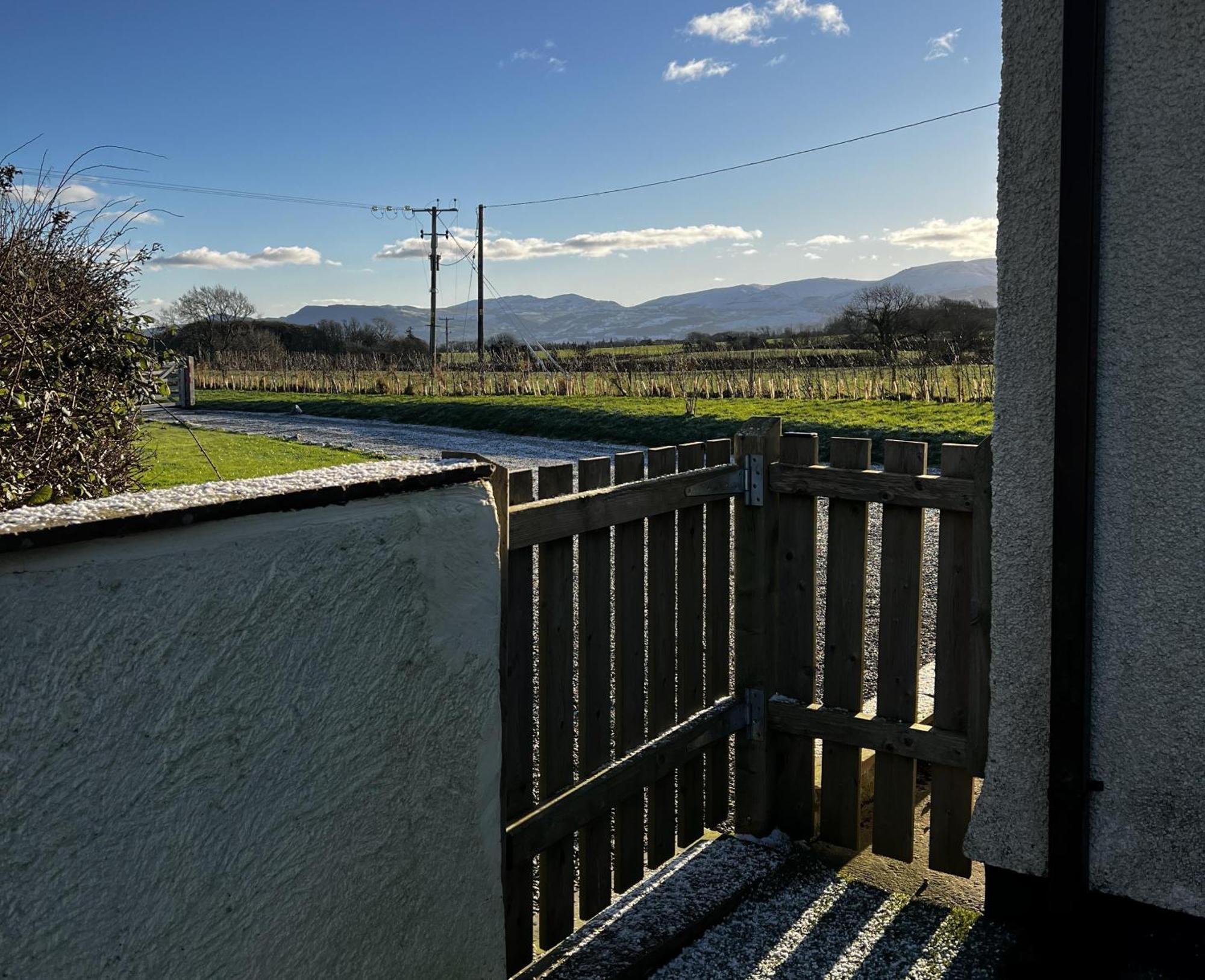 3 Bed Detached Cottage- Log Burner Mountain Views Beaumaris Exterior foto